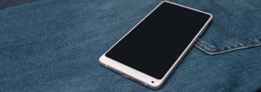 panorama beyaz cep telefonu mavi kot üzerinde