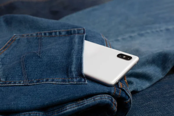 Telefone Celular Branco Jeans Azul — Fotografia de Stock