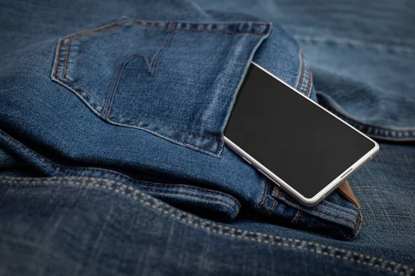 Kot pantolonda beyaz cep telefonu