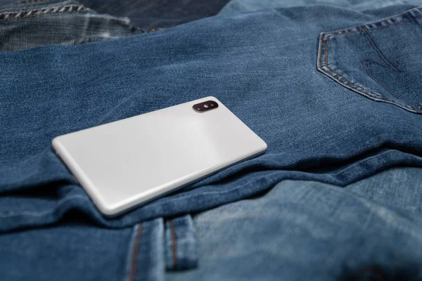 Telefone Celular Branco Jeans Azul — Fotografia de Stock
