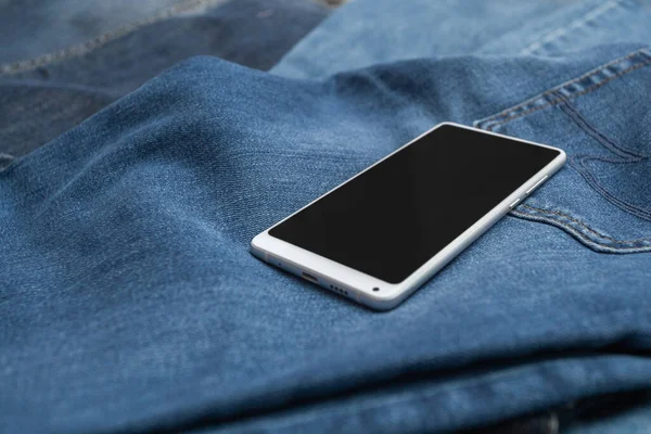 Kot pantolonda beyaz cep telefonu