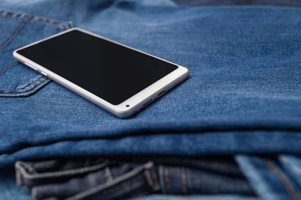 Kot pantolonda beyaz cep telefonu
