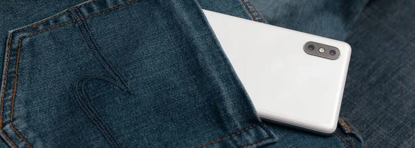 Panorama Telefone Celular Branco Jeans Azul — Fotografia de Stock