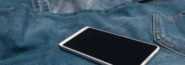 panorama beyaz cep telefonu mavi kot üzerinde