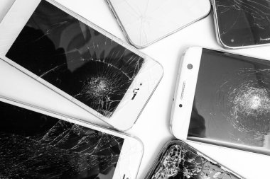 Kırık telefon dokusu beyaz arkaplanda