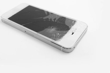 Kırık cep telefonu görüntüsü beyaz arkaplanda
