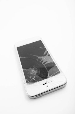 Kırık cep telefonu görüntüsü beyaz arkaplanda