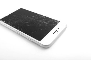 Kırık cep telefonu görüntüsü beyaz arkaplanda