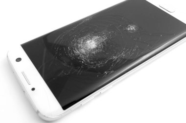 Kırık cep telefonu görüntüsü beyaz arkaplanda