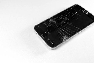 Kırık cep telefonu görüntüsü beyaz arkaplanda