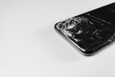 Kırık cep telefonu görüntüsü beyaz arkaplanda