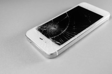 Kırık cep telefonu görüntüsü beyaz arkaplanda