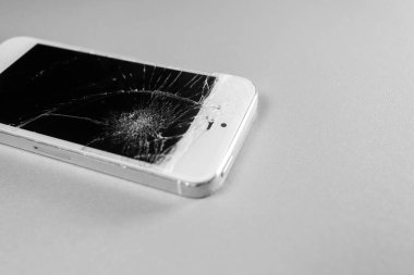 Kırık cep telefonu görüntüsü beyaz arkaplanda