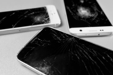 Kırık cep telefonu görüntüsü beyaz arkaplanda