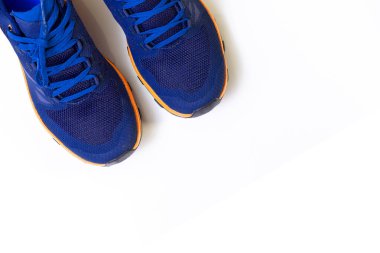 İzole edilmiş beyaz arka planda mavi spor ayakkabılar.