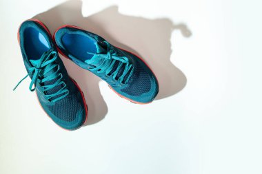 İzole edilmiş beyaz arka planda mavi spor ayakkabılar.