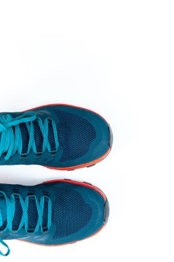 İzole edilmiş beyaz arka planda mavi spor ayakkabılar.