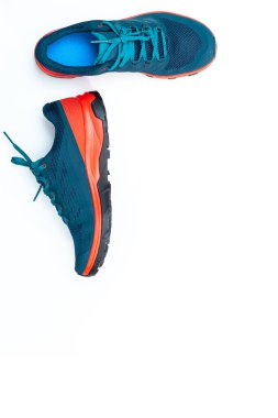 İzole edilmiş beyaz arka planda mavi spor ayakkabılar.