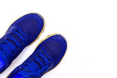İzole edilmiş beyaz arka planda mavi spor ayakkabılar.