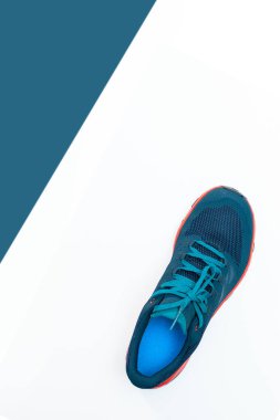 İzole edilmiş beyaz arka planda mavi spor ayakkabılar.