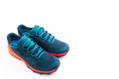 İzole edilmiş beyaz arka planda mavi spor ayakkabılar.