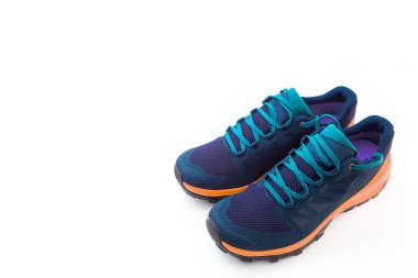 İzole edilmiş beyaz arka planda mavi spor ayakkabılar.