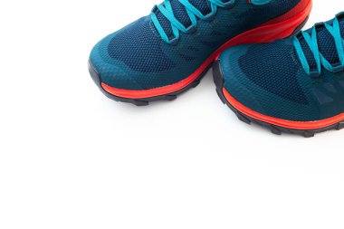 İzole edilmiş beyaz arka planda mavi spor ayakkabılar.