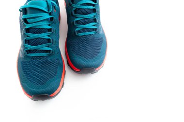 İzole edilmiş beyaz arka planda mavi spor ayakkabılar.