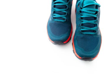 İzole edilmiş beyaz arka planda mavi spor ayakkabılar.