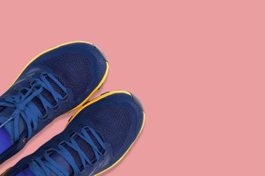 Pembe arka planda mavi spor ayakkabılar