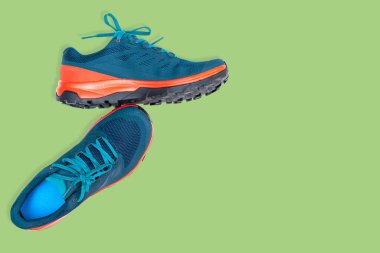 Yeşil arka planda mavi spor ayakkabılar