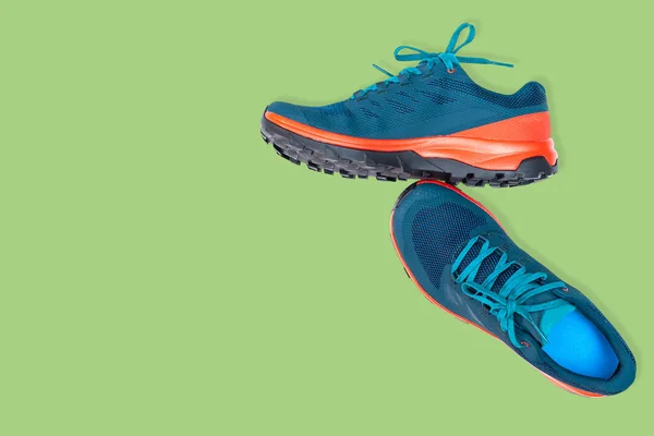 Blauwe Sneakers Een Groene Achtergrond — Stockfoto