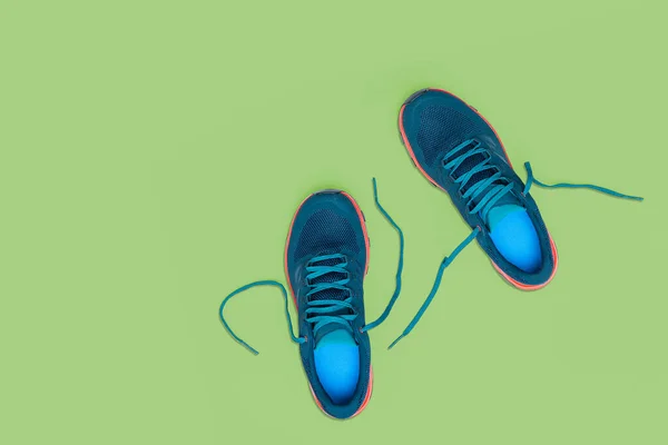 Yeşil Arka Planda Mavi Spor Ayakkabılar — Stok fotoğraf