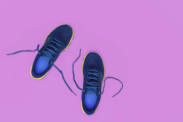 Zapatillas Azules Sobre Fondo Rosa — Foto de Stock