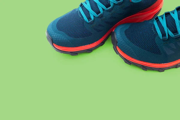 Zapatillas Azules Sobre Fondo Verde — Foto de Stock