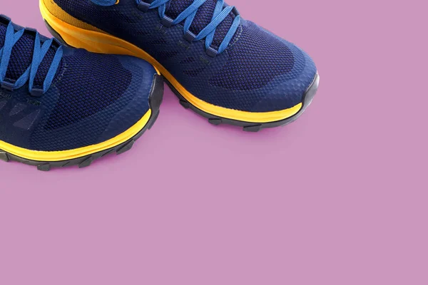 Zapatillas Azules Sobre Fondo Rosa — Foto de Stock