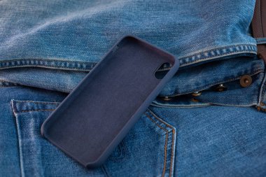 kot pantolon arka planında çok renkli cep telefonu kılıfı