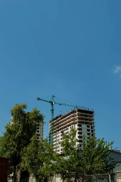 Multi Storey Residential Building Construction Crane Background Blue Sky — Stock Photo, Image