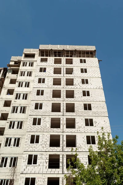 Geschossiges Wohnhaus Bau Und Kran Vor Blauem Himmel — Stockfoto