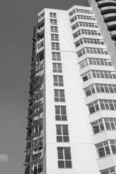 공사중인 주거용 건물의 과푸른 배경의 크레인 — 스톡 사진