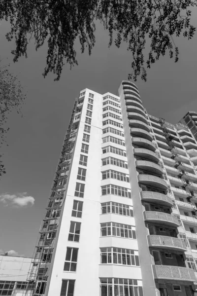 Schwarz Weiß Foto Eines Bau Befindlichen Mehrstöckigen Wohnhauses Mit Kran — Stockfoto