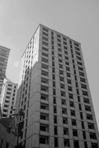 Foto Preto Branco Edifício Residencial Vários Andares Construção Guindaste Fundo — Fotografia de Stock