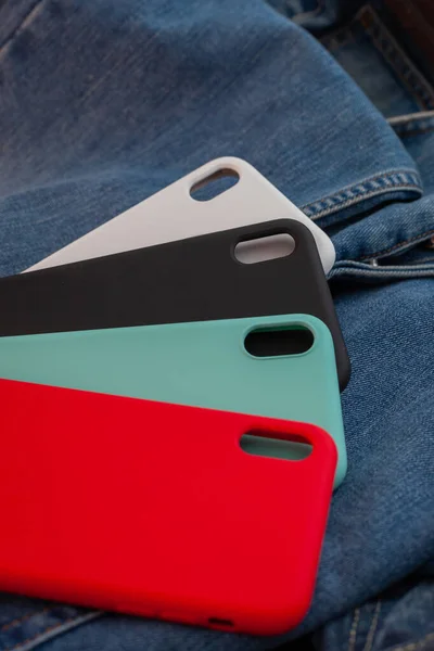 Разноцветный Чехол Мобильного Телефона Джинсовом Фоне — стоковое фото
