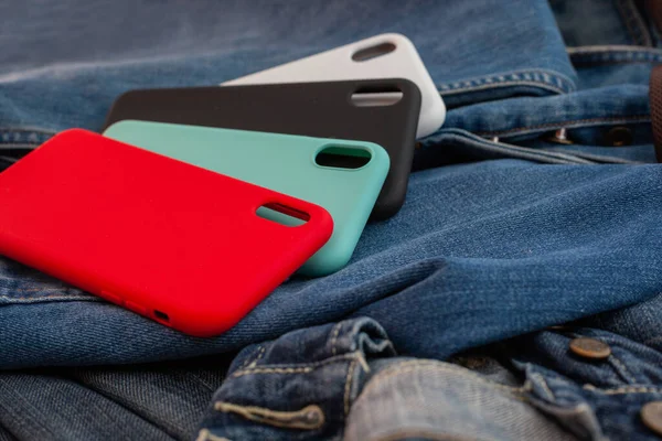 Разноцветный Чехол Мобильного Телефона Джинсовом Фоне — стоковое фото
