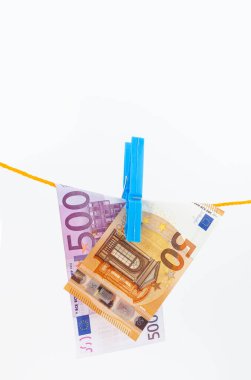 Avro banknotları, beyaz izole arka planda bir ipe mandallarla tutturulmuş.