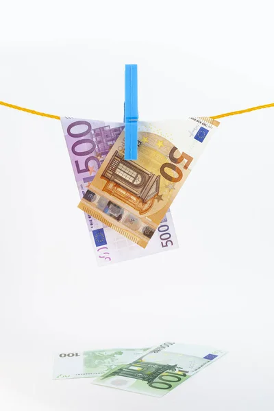 Eurobankovky Připevněné Kolíky Provaz Bílém Izolovaném Pozadí — Stock fotografie