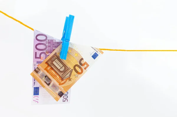 Банкноты Евро Прикрепленные Веревке Белом Изолированном Фоне — стоковое фото