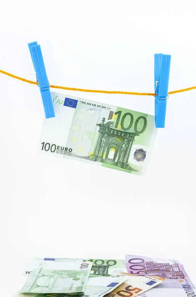 Banknoty Euro Przymocowane Szpilkami Ubrań Liny Białym Izolowanym Tle — Zdjęcie stockowe