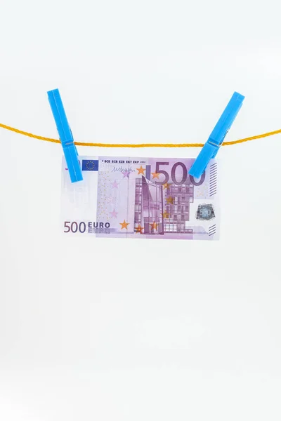 Eurobankovky Připevněné Kolíky Provaz Bílém Izolovaném Pozadí — Stock fotografie