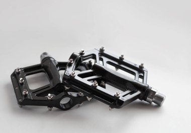 İzole edilmiş beyaz arka planda dağ bisikleti pedalları